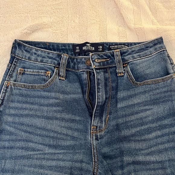Hollister Ultra High Rise Mom Jeans - Picture 2 of 3